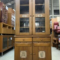 ◎レトロ食器棚 茶色 花の飾りが可愛いです 側面に剥がれ・フック付き