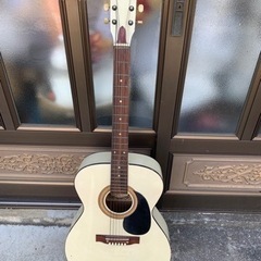 昭和レトロ、白いアコースティックギター