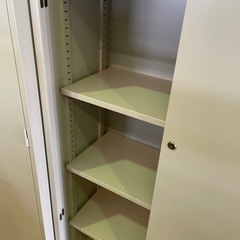 JI-9 【オフィス家具専門店】豊国工業のスチール扉 引き違い書庫です！ R4.9/9時点で在庫数3点あり JI-9 【オフィス家具専門店】豊国工業のスチール扉 引き違い書庫です！ R4.