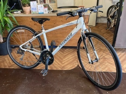 【SPECIALIZED sirrus ELITE】カーボンフォーク　アルミフレーム　24段　クロスバイク　ホワイト