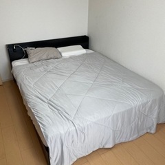 クイーンサイズベッド　マットレス付き
