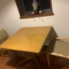 ダイニングテーブル(椅子二つセット)