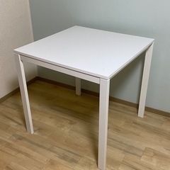 IKEAの白いダイニングテーブル