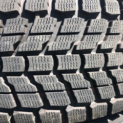 ご成約ありがとうございます❗️ 問い合わせが多数来のため、本日北広島に取りにこれる方優先にさせてください。タイヤの目は写真をアップさせていただきます。タンドラ、ランクル　ホイール、スタッドレスセット