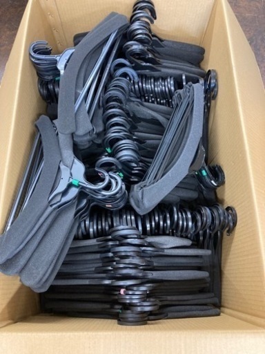 ★【中古品】プラスチックハンガー200本入り 3箱あります！！