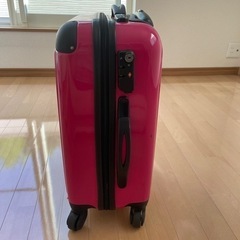 片方のファスナーだけしか可動しないスーツケース