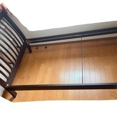 木製フレームシングルベッド