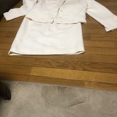 女性用の洋服です。上下のセットです。