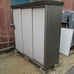 ヨドコウ　エスモ　スリム型３枚扉物置　中古