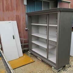 ヨドコウ　エスモ　スリム型３枚扉物置　中古