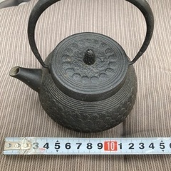 鉄瓶・南部鉄器か不明です。