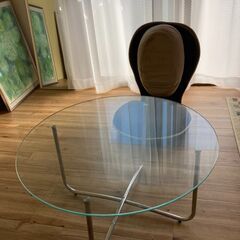 美姿勢座椅子とガラスのテーブル