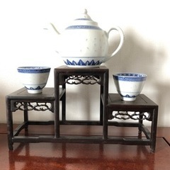 中国式のお茶セットひとつ&繊細な飾り棚