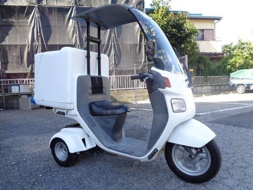 NO.4436　キャノピー ４サイクルエンジン　フューエルインジェクション車　三輪ビジネススクーター　屋根付き　ボックス付き　ホワイト　☆彡