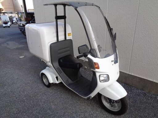 NO.4440　キャノピー ４サイクルエンジン　フューエルインジェクション車　三輪ビジネススクーター　屋根付き　ボックス付き　ホワイト　☆彡