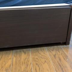 決定済み　クイーンベッドフレーム　ライト、収納、電源プラグのついた便利なベッドフレーム