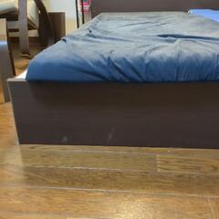 決定済み　クイーンベッドフレーム　ライト、収納、電源プラグのついた便利なベッドフレーム