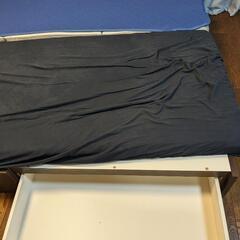 決定済み　クイーンベッドフレーム　ライト、収納、電源プラグのついた便利なベッドフレーム