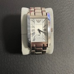 エンポリオアルマーニの四角い銀の腕時計