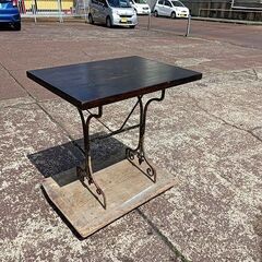 アンティーク　レトロ　古い鉄脚のテーブル『中古、足サビ、水平取れず』