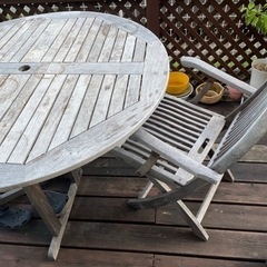 アウトドア木製テーブルと椅子4脚セットを3枚目写真2点とガーデニ...