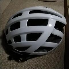 白いヘルメット