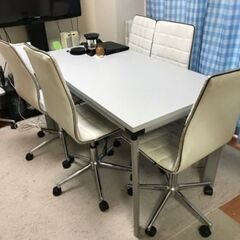 白い会議用椅子と会議用机　白いチェア　白いミーティングデスク