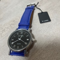鮮やか青色のベルトの時計