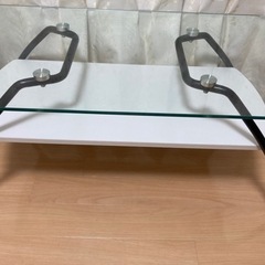 ガラスの天板のテーブル