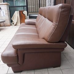 人気のkarimoku(カリモク家具)より本革を使用したZT86モデル 3人掛けソファです！ハイバックタイプのゆったりとしたシートの3Pソファ。機能性の高い上品なデザインのレザートリプルソファです♪CI104