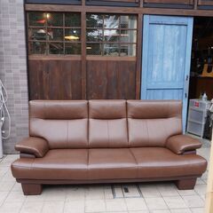 人気のkarimoku(カリモク家具)より本革を使用したZT86モデル 3人掛けソファです！ハイバックタイプのゆったりとしたシートの3Pソファ。機能性の高い上品なデザインのレザートリプルソファです♪CI104