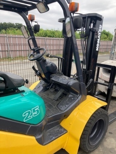 コマツ フォーク リフト 2.5 トン ディーゼル FD25T-16 2008 年。
