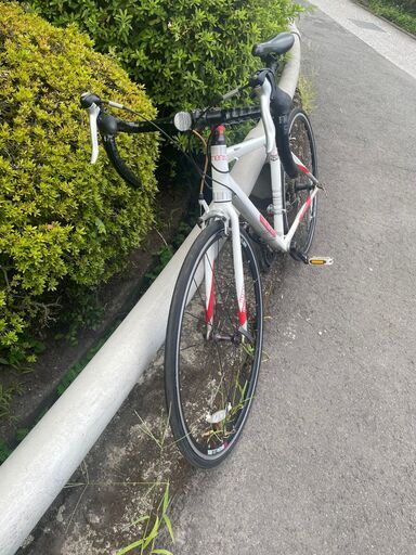 リサイクルショップどりーむ鹿大前店　No４０４　エコNo１４６５７X　ロードバイク　momentum モメンタム　メインコンポ　SHIMANO　SORA　2×９段変速　軽量アルミロード　　人気のロードバイク　超大特価です( ﾟДﾟ)　 リサイクルショップどりーむ鹿大前店 No404 エコNo14657X