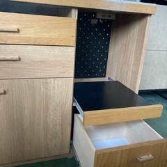 ● 半額、キッチンカウンター、天板タイル張り、要補修