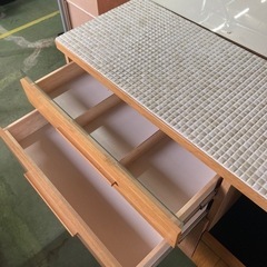 ● 半額、キッチンカウンター、天板タイル張り、要補修