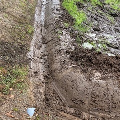 バックホーで排水水路や平にならす作業