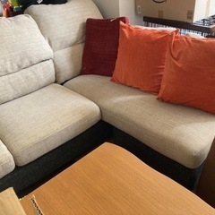 【受け渡しの方決まりました】L字型ソファーとオレンジのクッション2つ