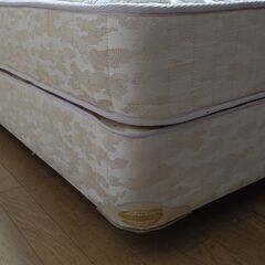 【終了/有難うございました‼】中古 SIMMONS(シモンズ) クイーンサイズベッド〈マットレス付〉宮無 希少サイズ 希少なシンプル&省スペースデザイン♪ 使い勝手が良いです♪  早い者勝ちです✨✨