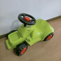 子供　乗ってあそぶ車　黄緑色