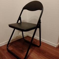 黒のパイプ椅子