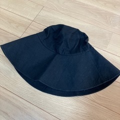 黒のツバの大きな帽子