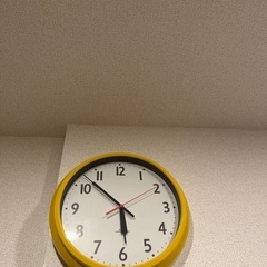 黄色い掛け時計です。