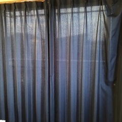 青色のカーテンとレースのカーテン