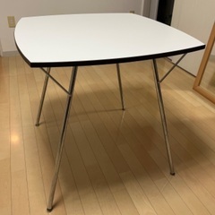 白テーブル　