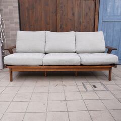 unico(ウニコ)のSWELLA(スウェラ) 3シーターソファです。天然木のフレームと背面のアイアンがラフでカジュアルな印象のトリプルソファ。西海岸スタイルや男前インテリアにもおススメです♪CI127