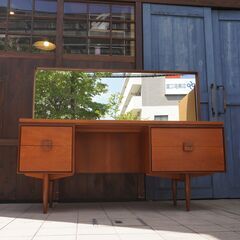 イギリスアンティーク E.GOMME社 G-plan(ジープラン)のイブ・コフォード・ラーセンデザイン、danish ドレッサーデスク。北欧スタイルの英国らしいデザインが魅力のヴィンテージ家具です。CI201