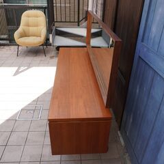 イギリスアンティーク E.GOMME社 G-plan(ジープラン)のイブ・コフォード・ラーセンデザイン、danish ドレッサーデスク。北欧スタイルの英国らしいデザインが魅力のヴィンテージ家具です。CI201