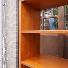 スウェーデン製のチーク材 ブックシェルフです。シンプルでスッキリとした北欧家具らしいオープンシェルフ。ハイタイプなので店舗などの飾り棚にもおススメのヴィンテージ本棚です。CI202