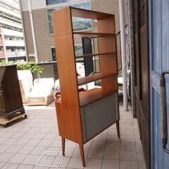 スウェーデン製のチーク材 ブックシェルフです。シンプルでスッキリとした北欧家具らしいオープンシェルフ。ハイタイプなので店舗などの飾り棚にもおススメのヴィンテージ本棚です。CI202