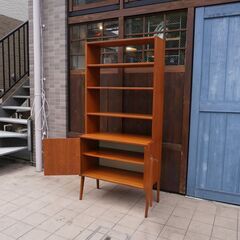 スウェーデン製のチーク材 ブックシェルフです。シンプルでスッキリとした北欧家具らしいオープンシェルフ。ハイタイプなので店舗などの飾り棚にもおススメのヴィンテージ本棚です。CI202